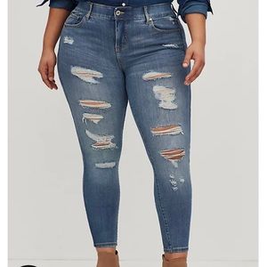 BOMBSHELL SKINNY PREMIUM STRETCH HIGH-RISE DESTRUCTED JEAN